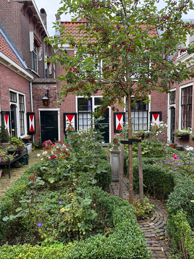 Bruiningshofje (almshouse courtyard) Haarlem