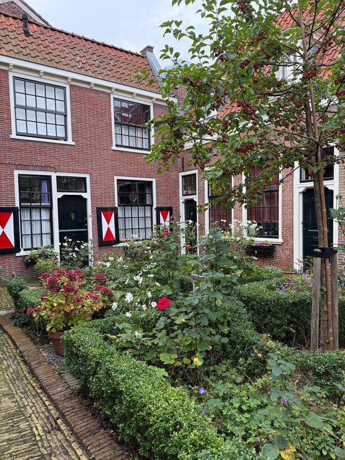 Bruiningshofje (almshouse courtyard) Haarlem