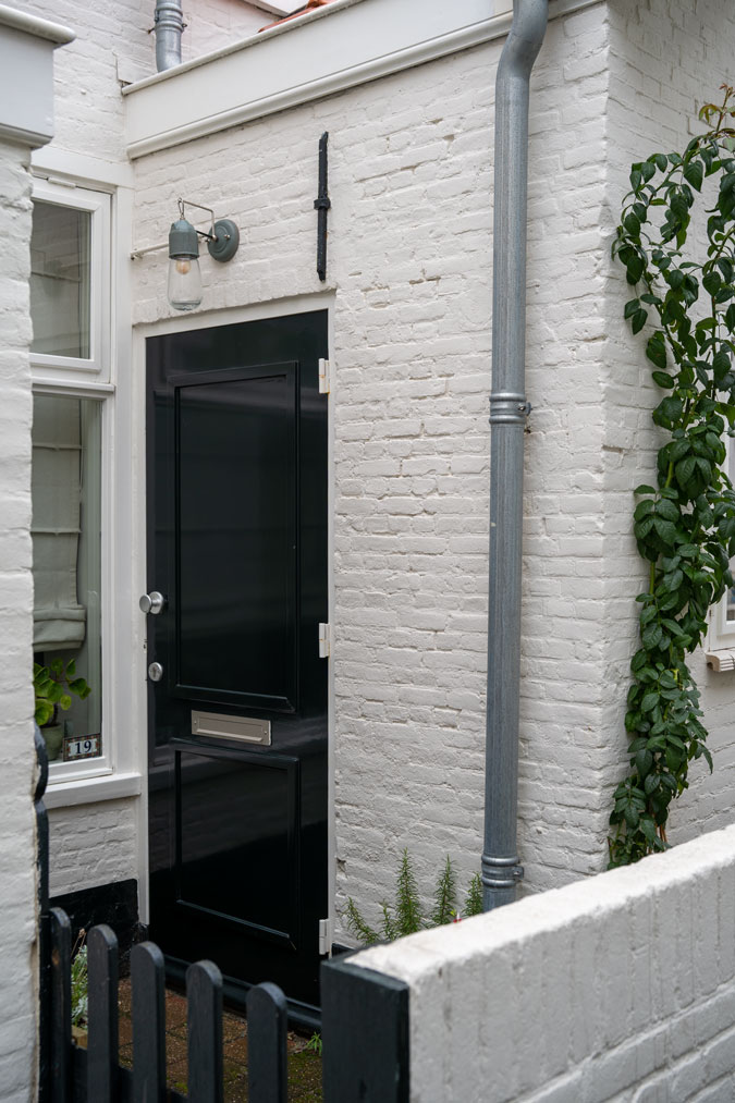 Front door of one of the houses in an alley in Scheveningen