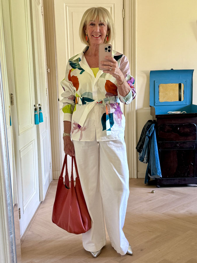Multicoloured shirt with white trousers